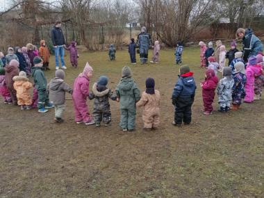 Børn i rundkreds, børnefællesskaber